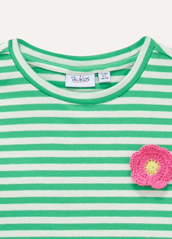 Tricou cu dungi verzi și floare croșetată